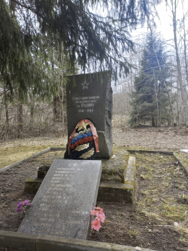 Братское кладбище советских воинов, погибших в борьбе с фашистами